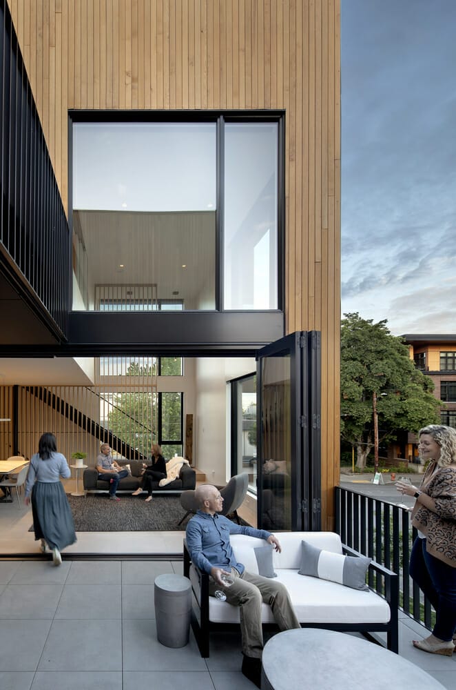 randare cu oameni vorbind in proiect de casa moderna -Biroul de arhitectura UTOPIAN